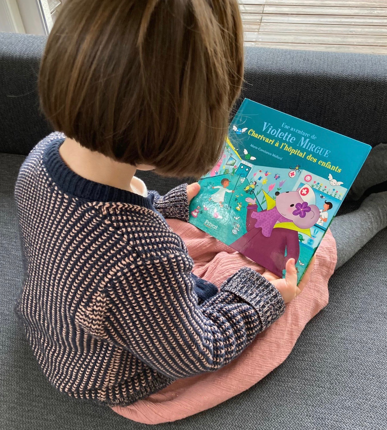 Une enfant lit Violette Mirgue