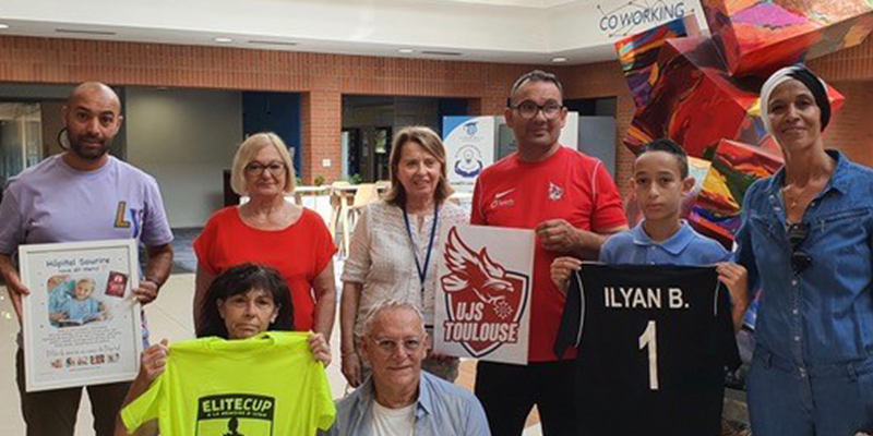 Les bénévoles d’Hôpital Sourire, Nicole Liot, Josiane Rouquet, Christian Galy et Carole Noël ont accueilli la famille d’Ilian et les responsables de l’UJS Toulouse  lors de la remise des dons.