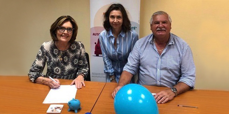 Marie-Claude Sudre Vice-Présidente d’Hôpital Sourire, François Jacques, Président du comité Mutualiste Garonne, en présence de Corinne Gonzalvez bénévole, lors de la signature de la convention de partenariat