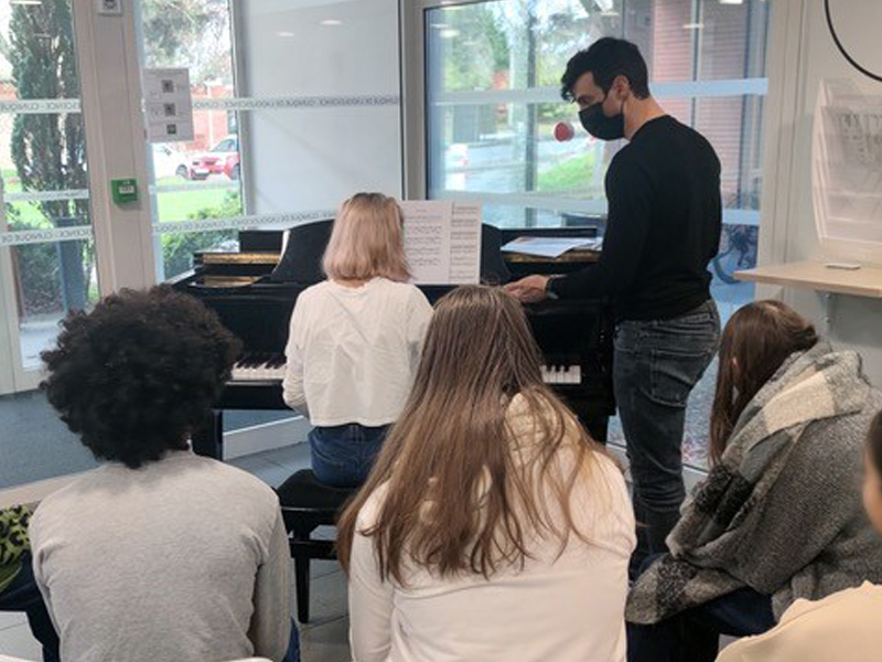 Romain Monbaylet, pianiste, fait découvrir aux adolescents le piano