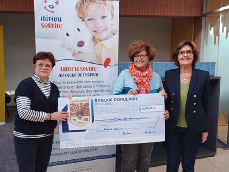 La Présidente et la Vice-Présidente d'Hôpital Sourire ont eu ainsi la joie de recevoir un don remis par Brigitte Bonnans, Présidente du Lions club des Jacobins.
