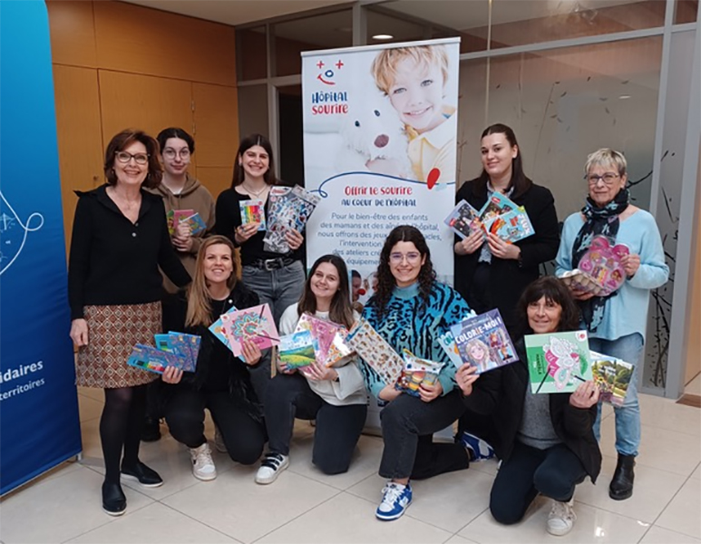 Marie-Claude, Carole et Marie Josée, bénévoles, et les élèves de Sainte Marie de Nevers avec leur professeur Elsa Cormier.