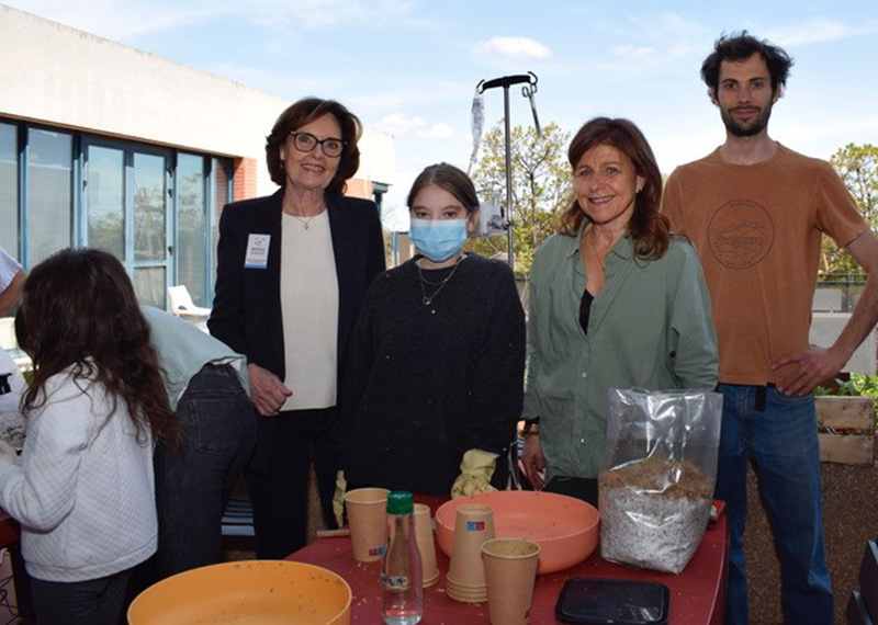 Marie-Claude Sudre, Vice-Présidente d’Hôpital Sourire, le Docteur Agnès Suc et l’animateur de Macadam Garden en présence des enfants qui participent à l'atelier.