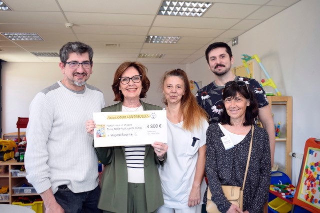 Sylvain Quertan et Romain Pujol lors de la remise du don à la Ludothèque de l’Hôpital des Enfants à Marie-Claude Sudre, Vice-Présidente et Carole Noël Bénévoles Hôpital Sourire en présence de Corynne Hoffman Educatrice.