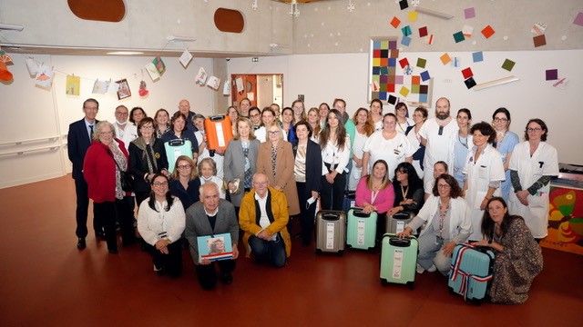 Les bénévoles d’Hôpital Sourire, le Directeur Général du CHU, la directrice du Pôle enfant, ont inauguré le matériel de distraction en présence des médecins et soignants « référents douleur » des 25 unités pédiatriques. Un grand MERCI à Philippe Sudres qui a permis son financement grâce aux dons collectés au cours de son périple à vélo « La boucle des sourires »