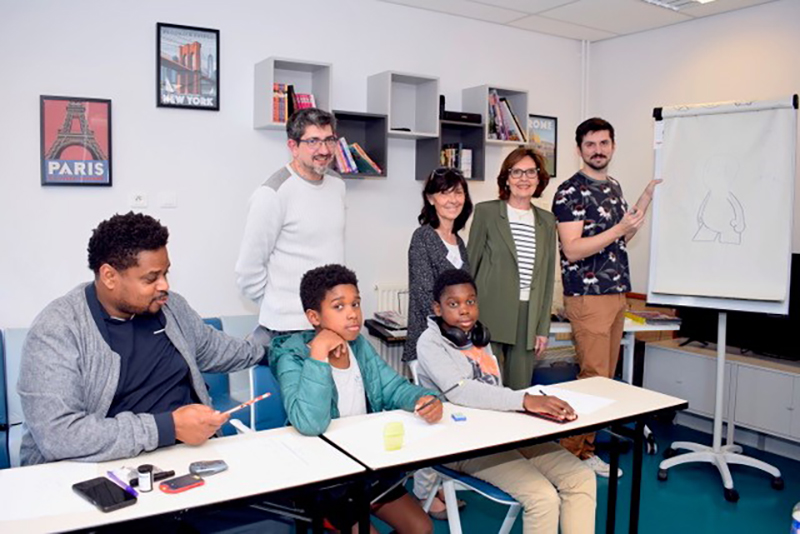 les enfants ont participé avec enthousiasme et reçu une BD offerte par Hôpital Sourire que le dessinateur leur a dédicacée.