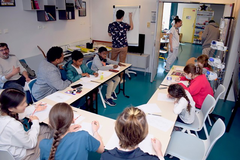 les enfants ont participé avec enthousiasme et reçu une BD offerte par Hôpital Sourire que le dessinateur leur a dédicacée.