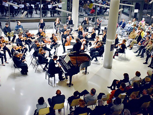 Concert offert par l’Orchestre l’Enharmonie, sous la direction de Serge Krichewski et la participation de Vincent Martinet, pianiste.