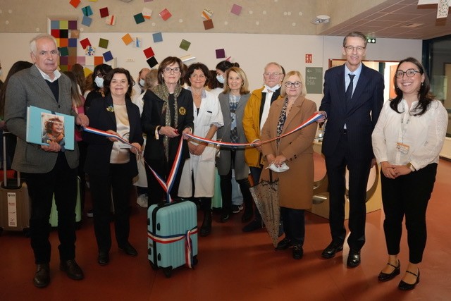 Les bénévoles d’Hôpital Sourire, le Directeur Général du CHU, la directrice du Pôle enfant, ont inauguré le matériel de distraction en présence des médecins et soignants « référents douleur » des 25 unités pédiatriques. Un grand MERCI à Philippe Sudres qui a permis son financement grâce aux dons collectés au cours de son périple à vélo « La boucle des sourires »