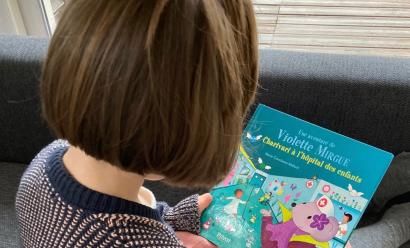 Une enfant lit Violette Mirgue