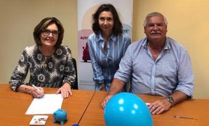 Marie-Claude Sudre Vice-Présidente d’Hôpital Sourire, François Jacques, Président du comité Mutualiste Garonne, en présence de Corinne Gonzalvez bénévole, lors de la signature de la convention de partenariat