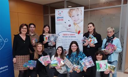 Marie-Claude, Carole et Marie Josée, bénévoles, et les élèves de Sainte Marie de Nevers avec leur professeur Elsa Cormier.