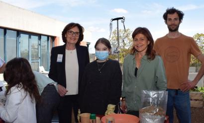 Marie-Claude Sudre, Vice-Présidente d’Hôpital Sourire, le Docteur Agnès Suc et l’animateur de Macadam Garden en présence des enfants qui participent à l'atelier.