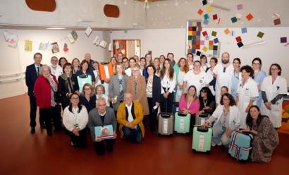 Les bénévoles d’Hôpital Sourire, le Directeur Général du CHU, la directrice du Pôle enfant, ont inauguré le matériel de distraction en présence des médecins et soignants « référents douleur » des 25 unités pédiatriques. Un grand MERCI à Philippe Sudres qui a permis son financement grâce aux dons collectés au cours de son périple à vélo « La boucle des sourires »